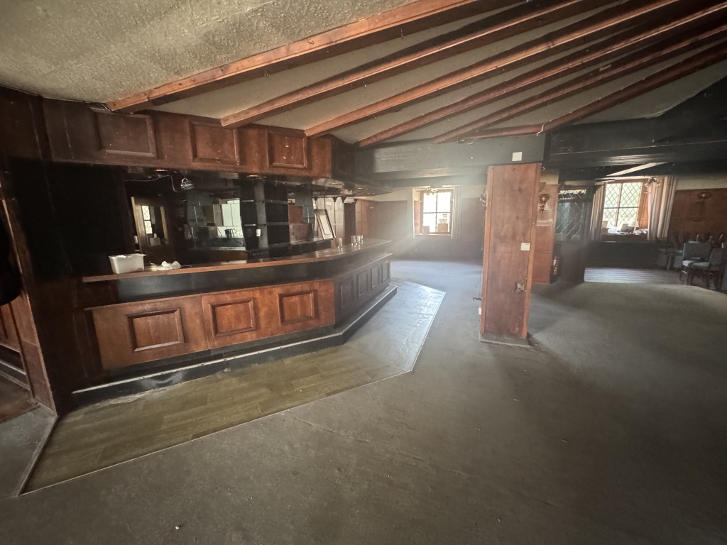 Lot: 80 - SUBSTANTIAL FOURTEEN-BEDROOM HOTEL AND INN CLOSE TO DARTMOOR NATIONAL PARK - Bar servery